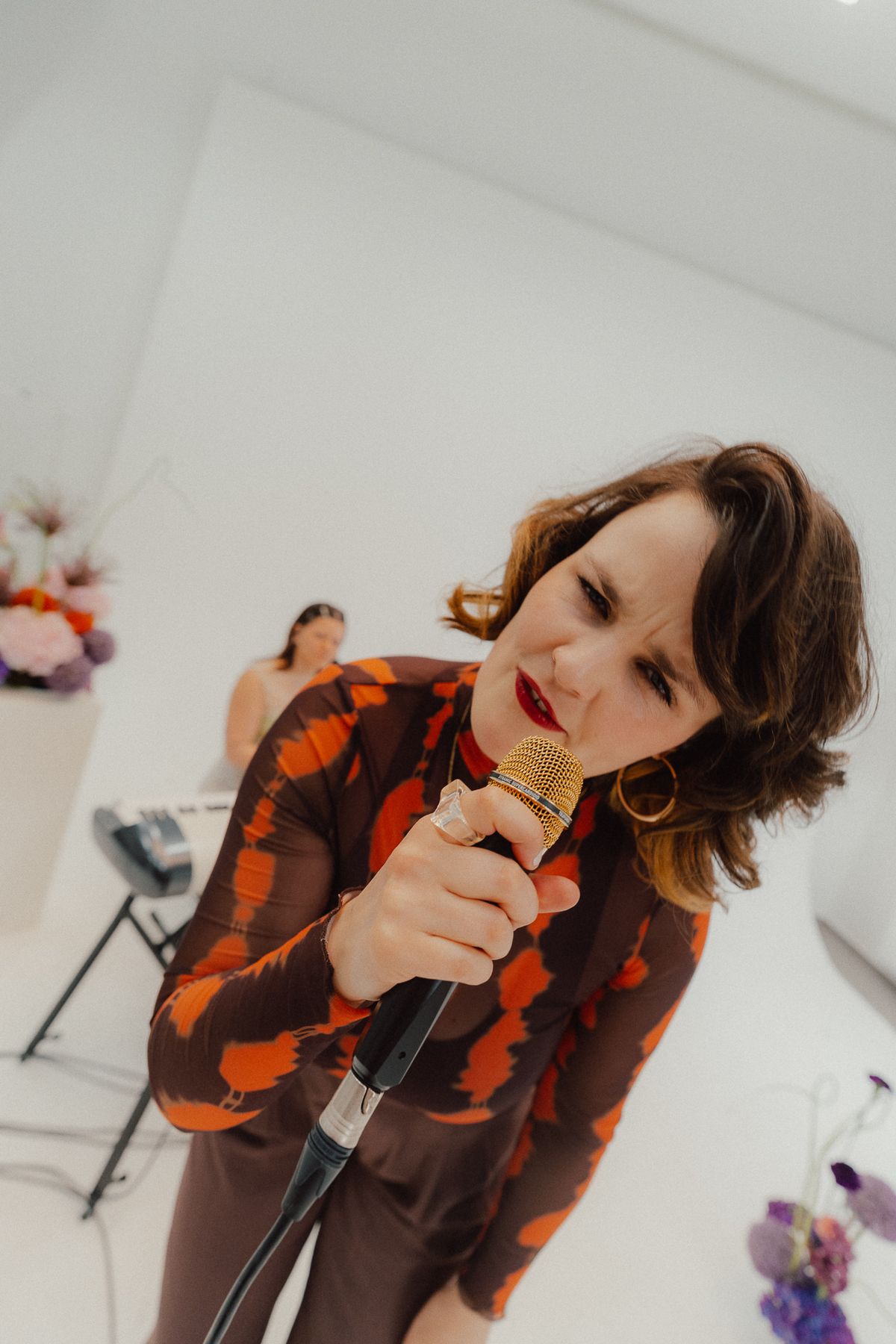 AVA singt allein in ein goldenes Mikrofon