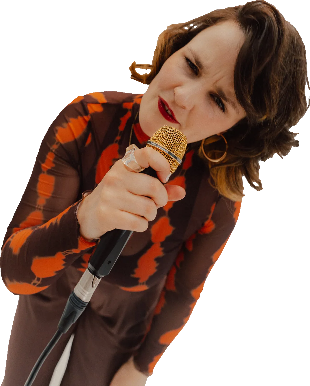 AVA singt nah am goldenen Mikrofon, im Hintergrund Blumen
