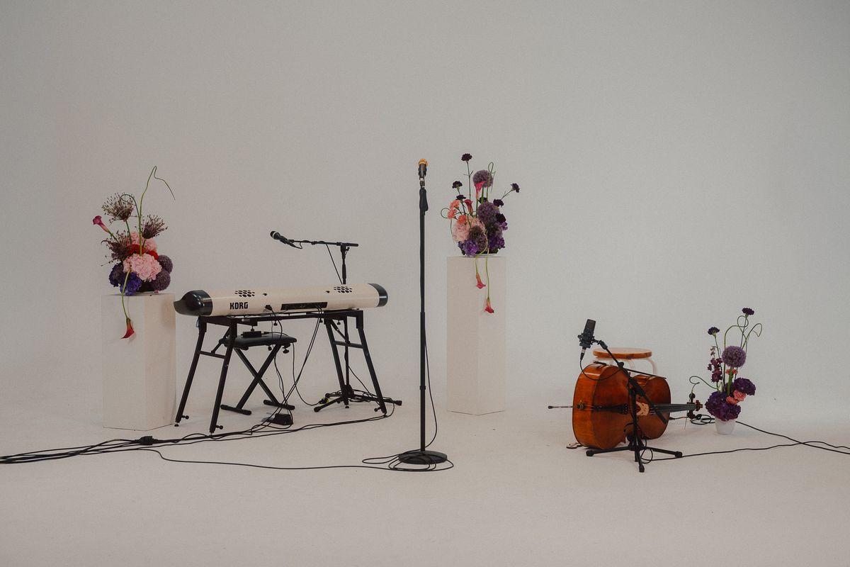 Die leere Studiobühne: Keyboard, Mikrofon, Cello und Blumen