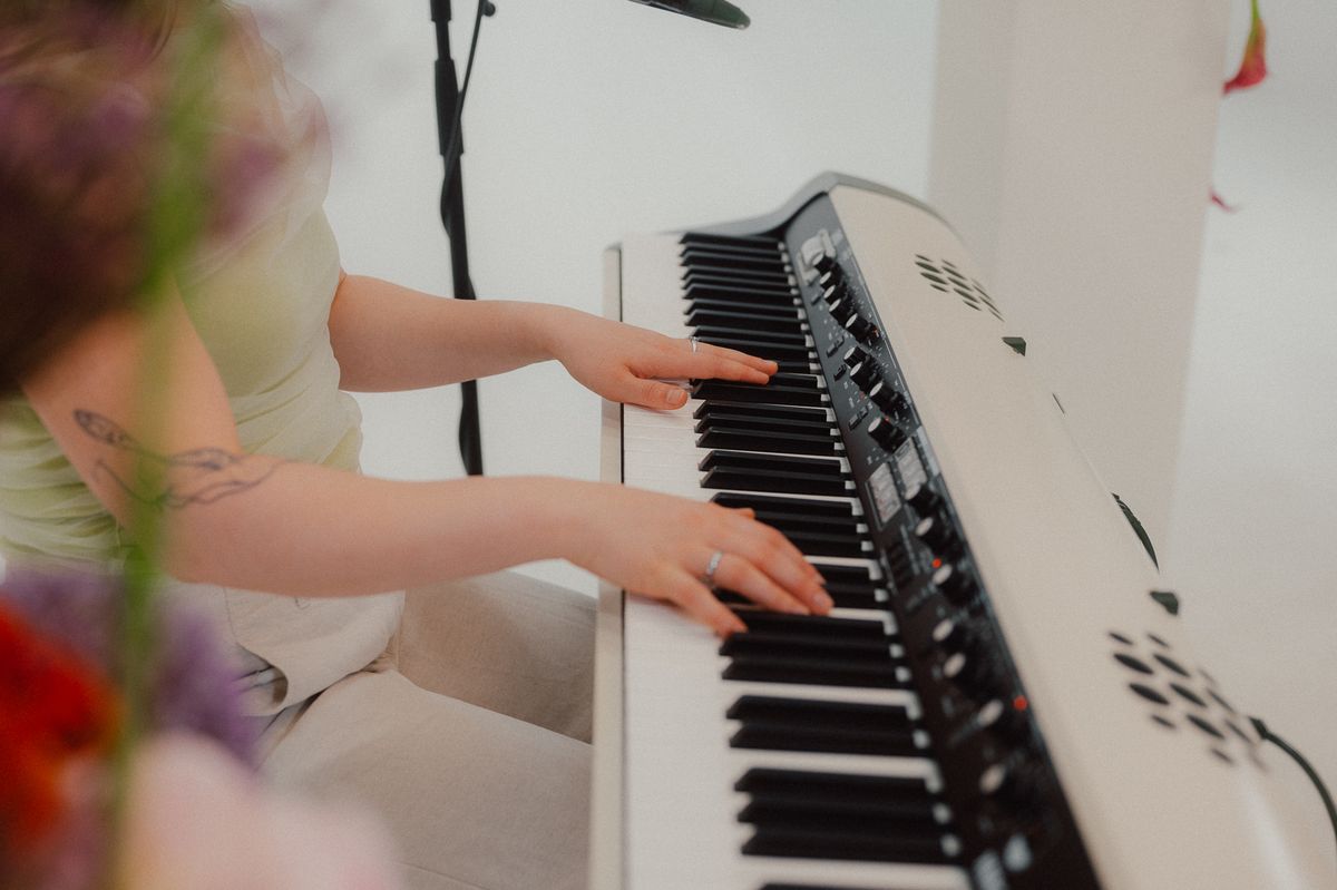 Hände auf den Tasten des Keyboards