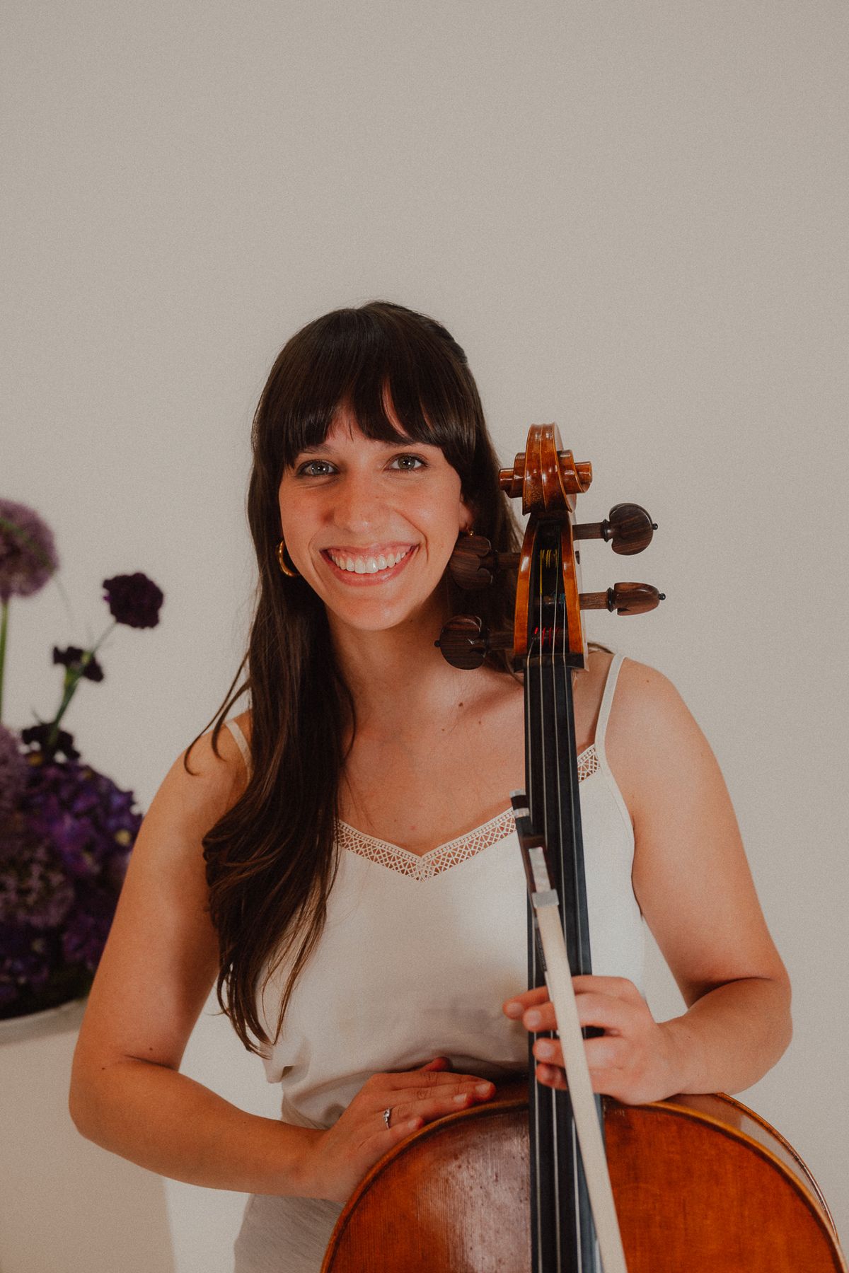 Die Cellistin lächelt, das Cello im Arm