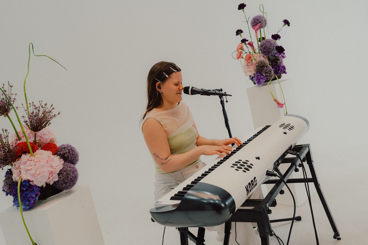 Die Pianistin singt am Keyboard