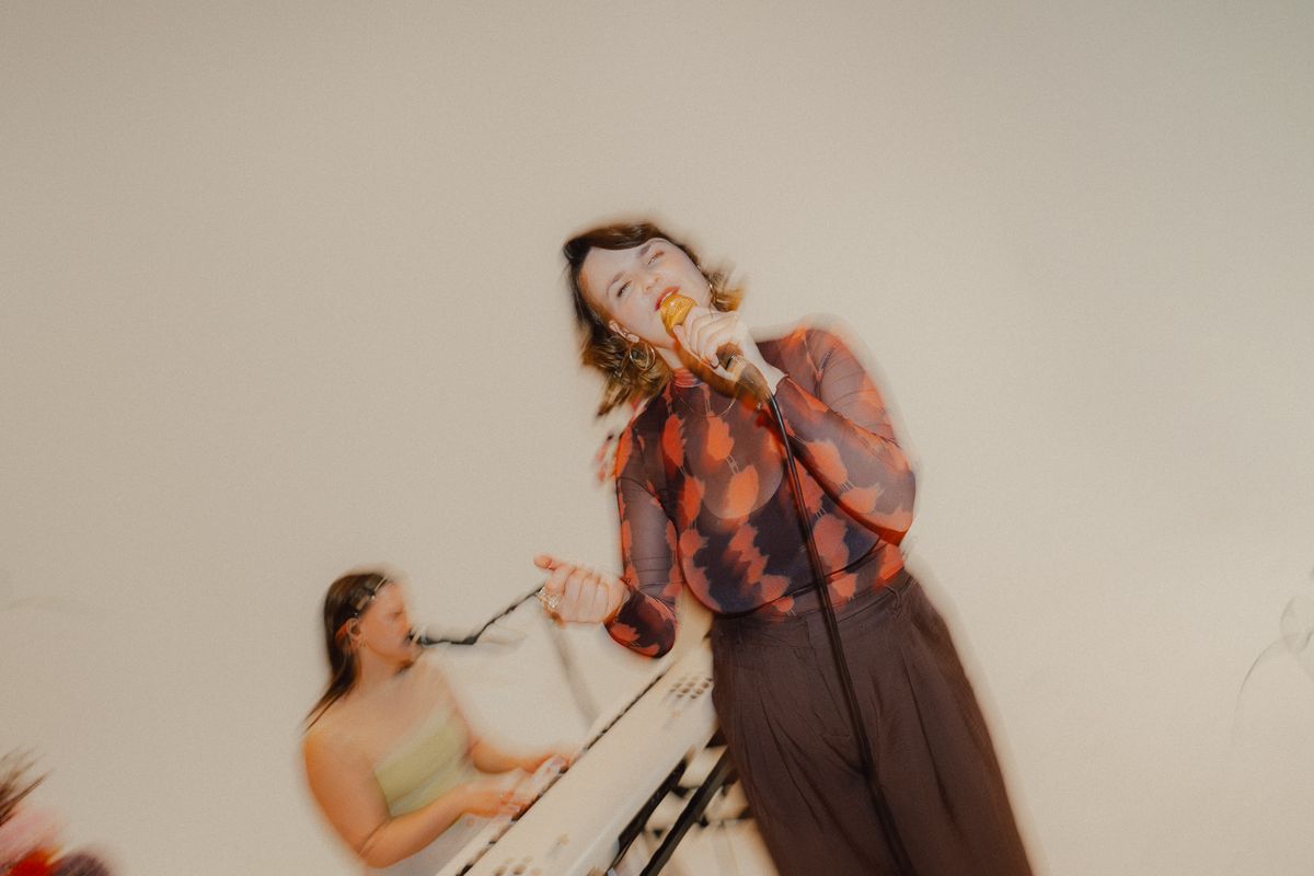 AVA tanzt beim Singen