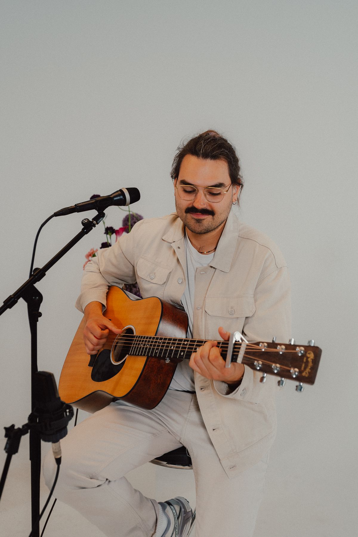 Der Gitarrist spielt Akustikgitarre