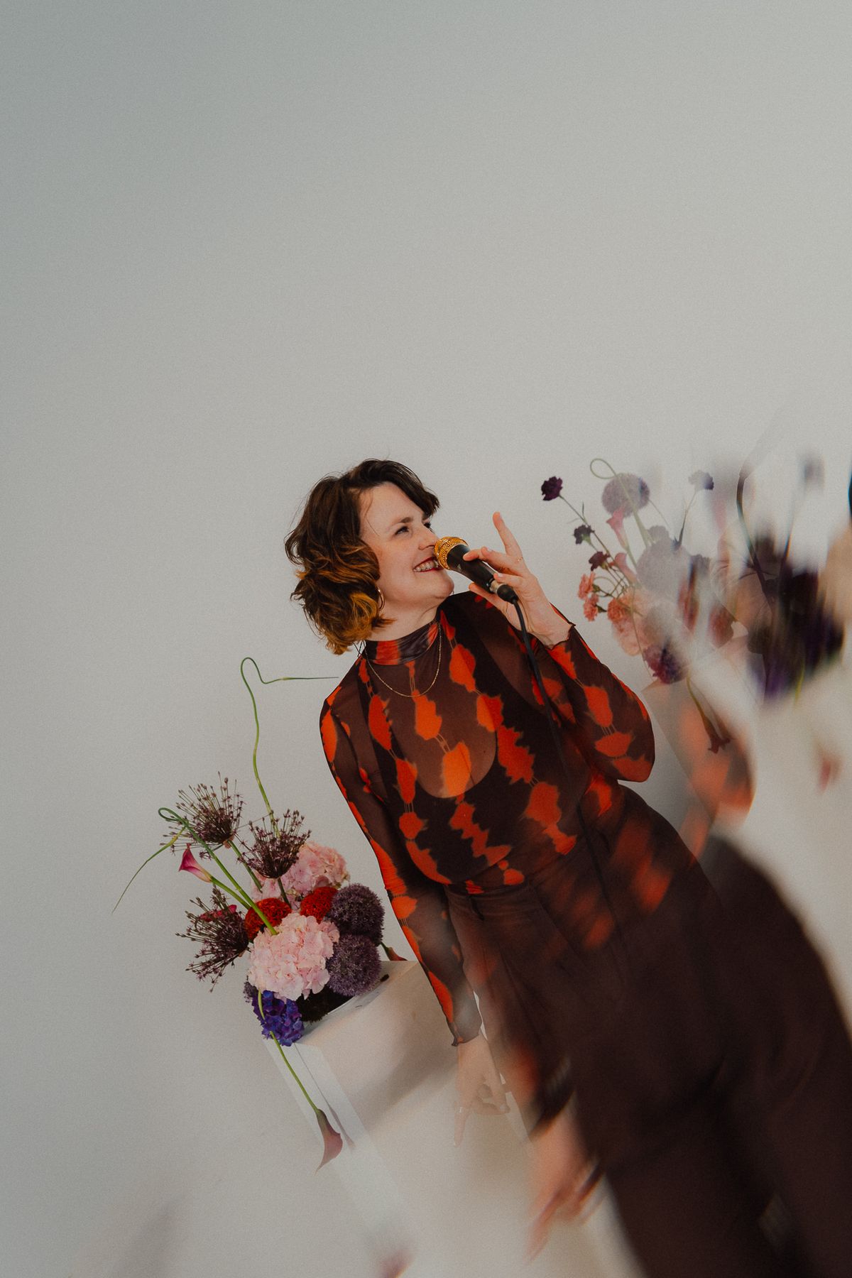 AVA singt, Blumen im Vordergrund