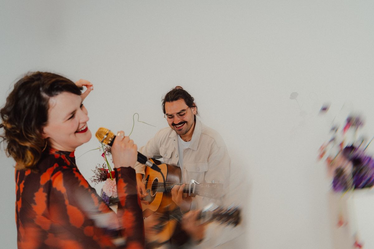 AVA und der Gitarrist singen zusammen