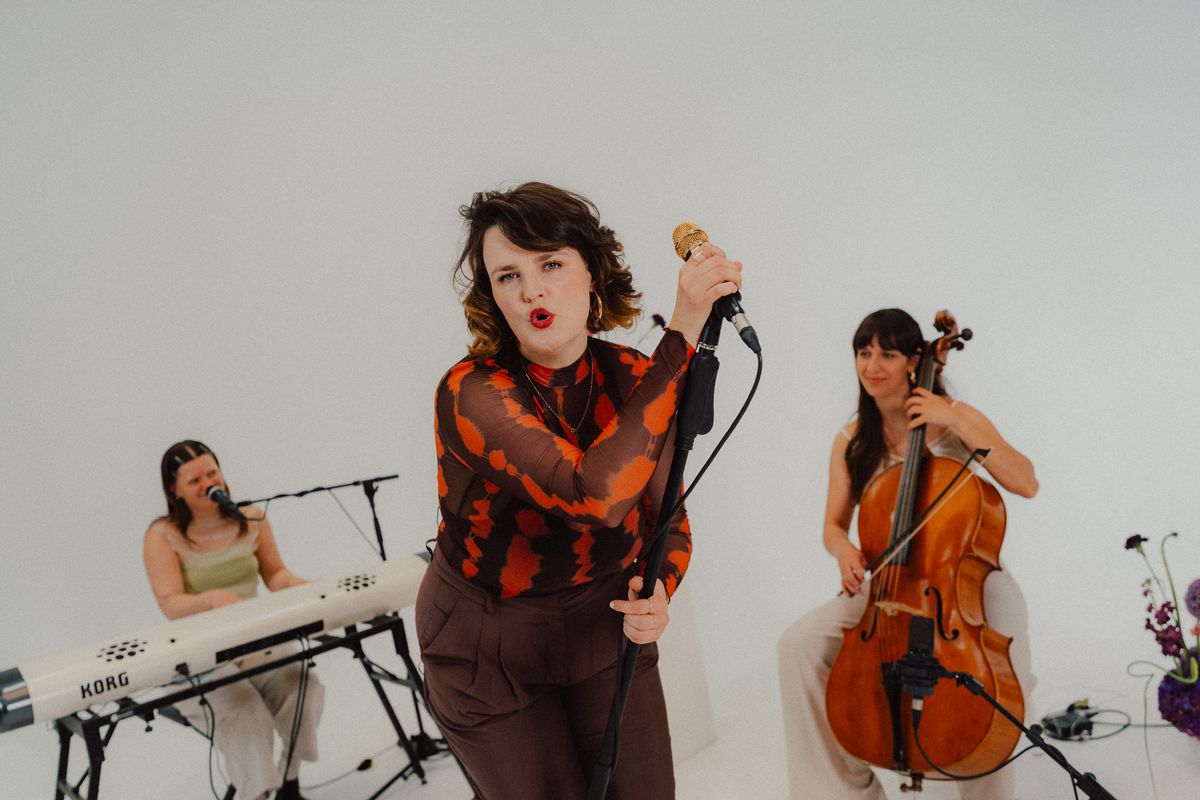 AVA singt, neben ihr Pianistin und Cellistin im hellen Studio